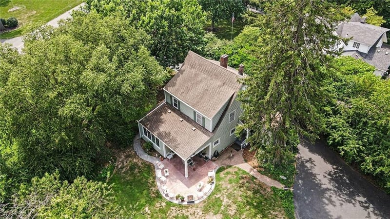 2705 Lovers Ln, St Joseph, MO 64506