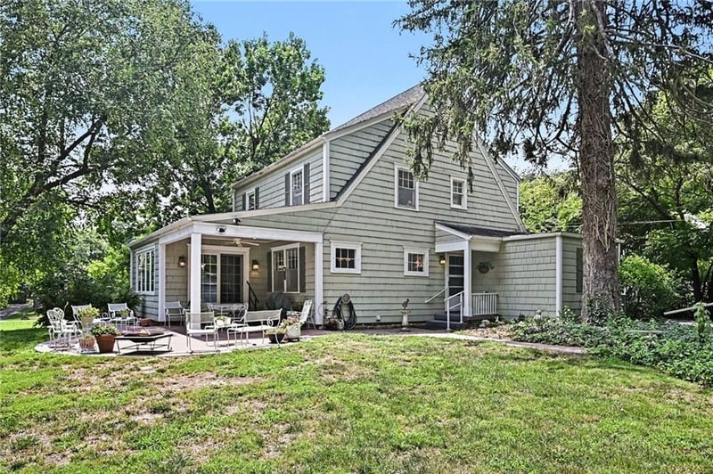 2705 Lovers Ln, St Joseph, MO 64506