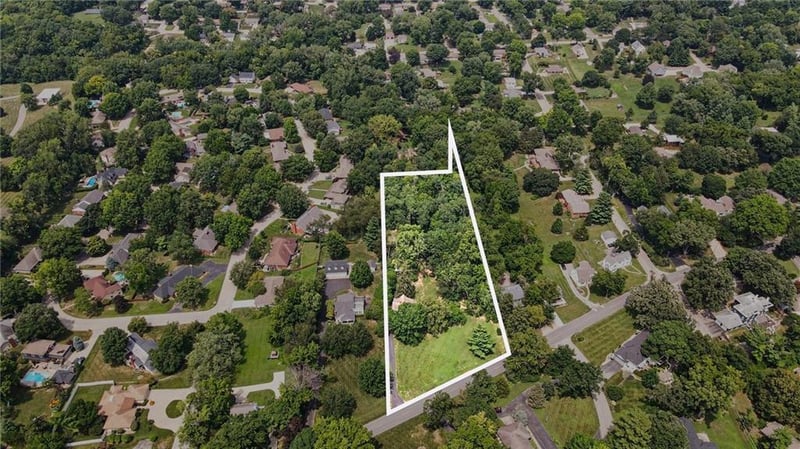 2705 Lovers Ln, St Joseph, MO 64506