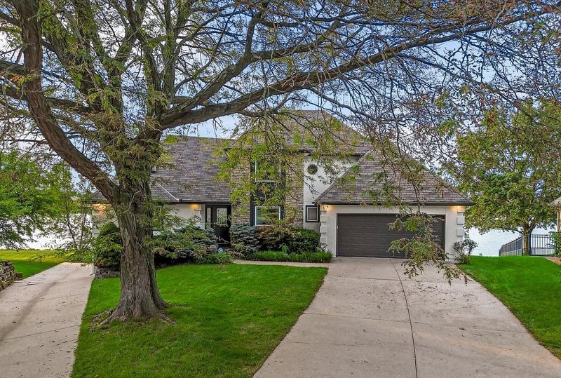 5024 Kingfisher Dr, Lee's Summit, MO 64082