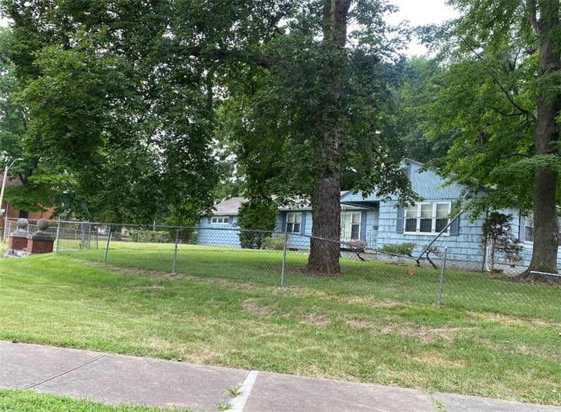 5801 Blue Hills Rd, Kansas City, MO 64110