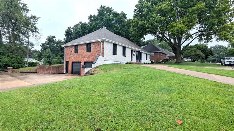 9909 76th Ter, Raytown, MO 64138