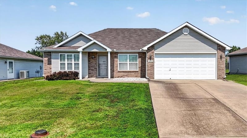 1104 Carlisle Dr, Raymore, MO 64083