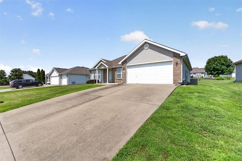 1104 Carlisle Dr, Raymore, MO 64083
