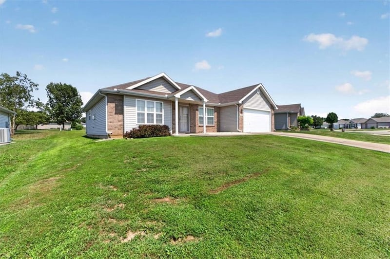 1104 Carlisle Dr, Raymore, MO 64083