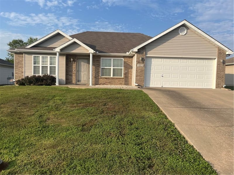1104 Carlisle Dr, Raymore, MO 64083