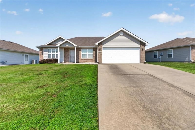 1104 Carlisle Dr, Raymore, MO 64083