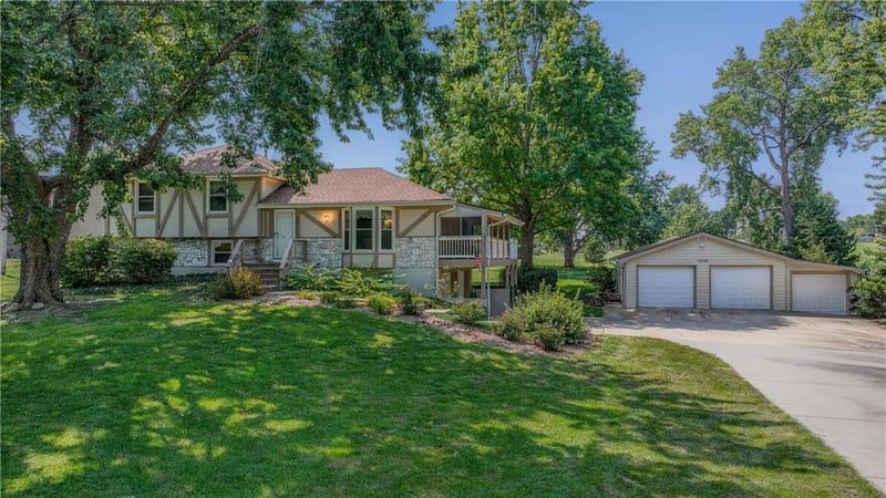 15121 Briarwood Dr, Basehor, KS 66007
