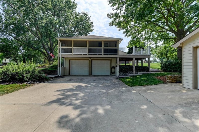 15121 Briarwood Dr, Basehor, KS 66007
