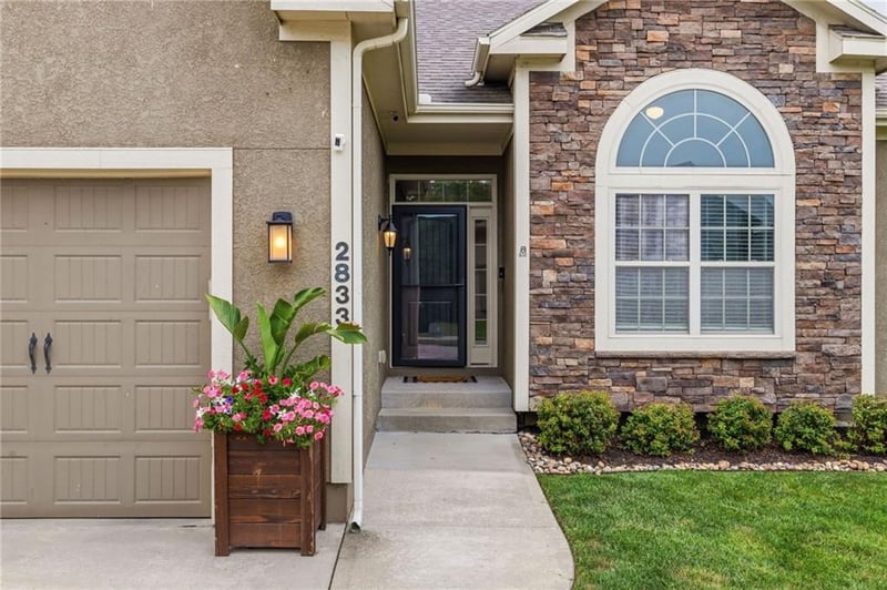 2833 NE Parkview Ln, Lee's Summit, MO 64086