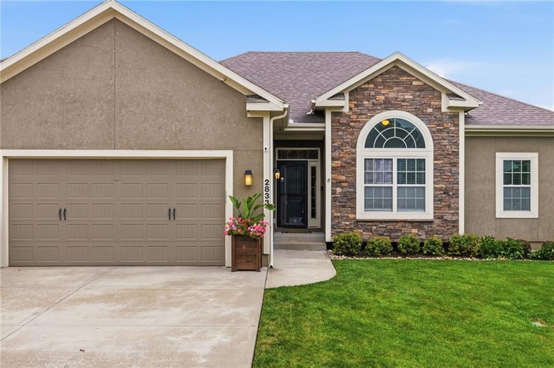 2833 NE Parkview Ln, Lee's Summit, MO 64086