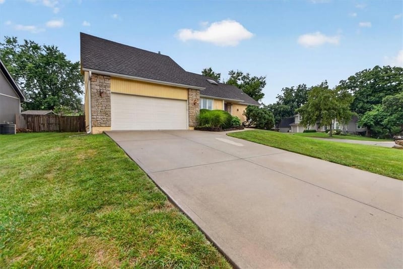 7602 Parkhill St, Shawnee, KS 66216