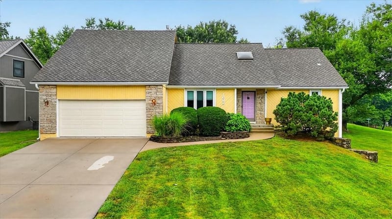 7602 Parkhill St, Shawnee, KS 66216