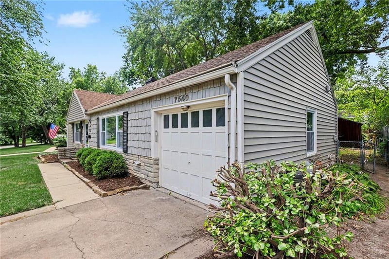 7540 Rainbow Dr, Prairie Village, KS 66208