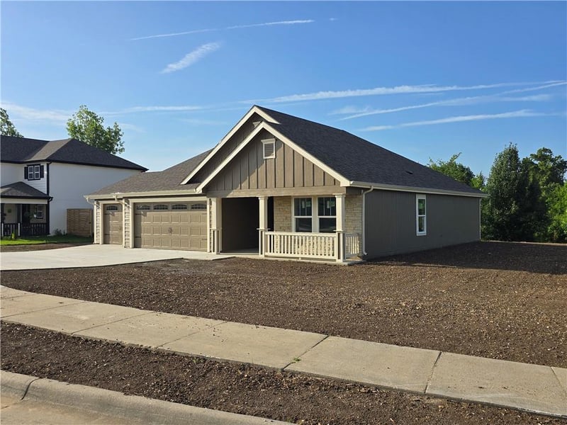 1602 Bluestem Dr, Ottawa, KS 66067