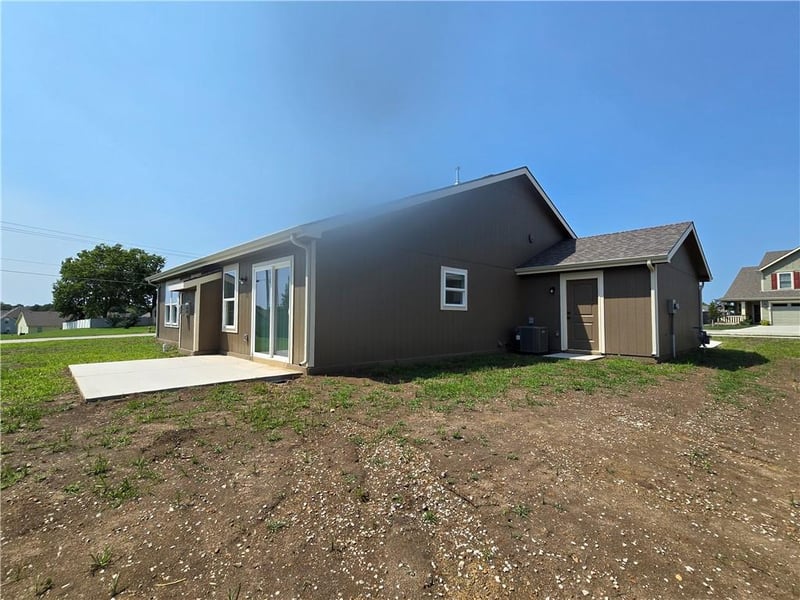 1602 Bluestem Dr, Ottawa, KS 66067
