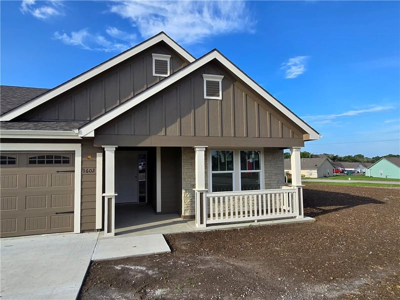 1602 Bluestem Dr, Ottawa, KS 66067