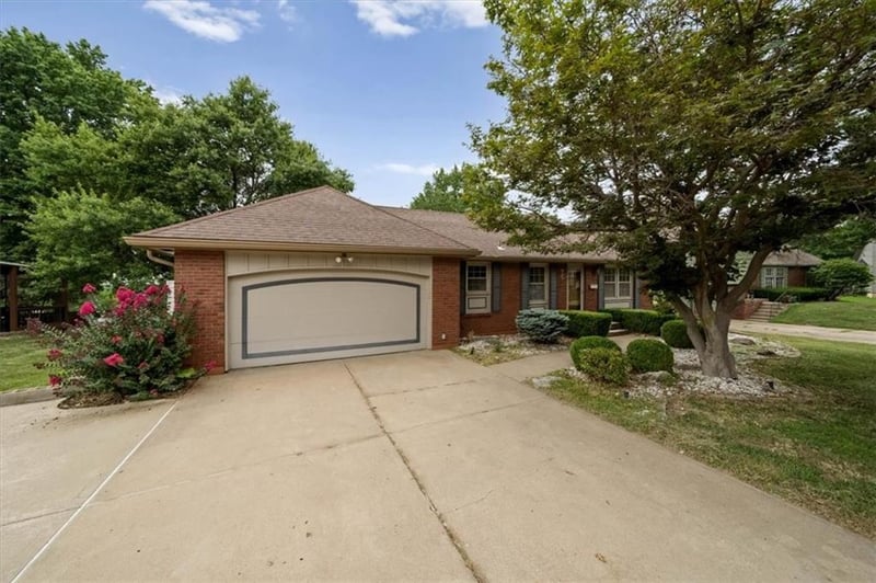 3826 Summit Ridge Dr, Independence, MO 64055