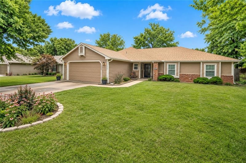 3916 Stetson Dr, Lawrence, KS 66049