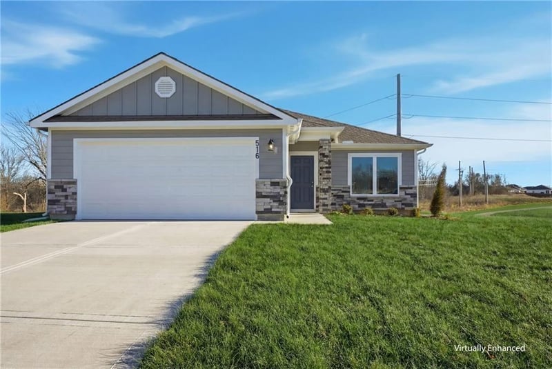 1614 9th St, Oak Grove, MO 64075