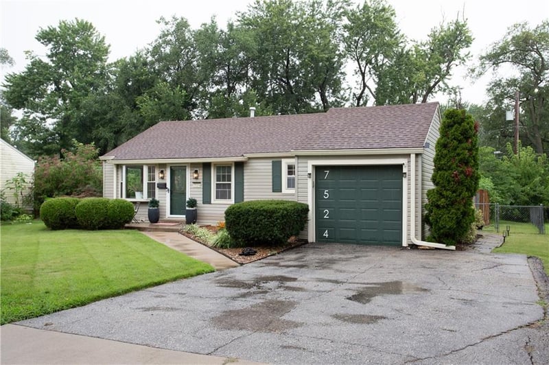 7524 Foster St, Overland Park, KS 66204
