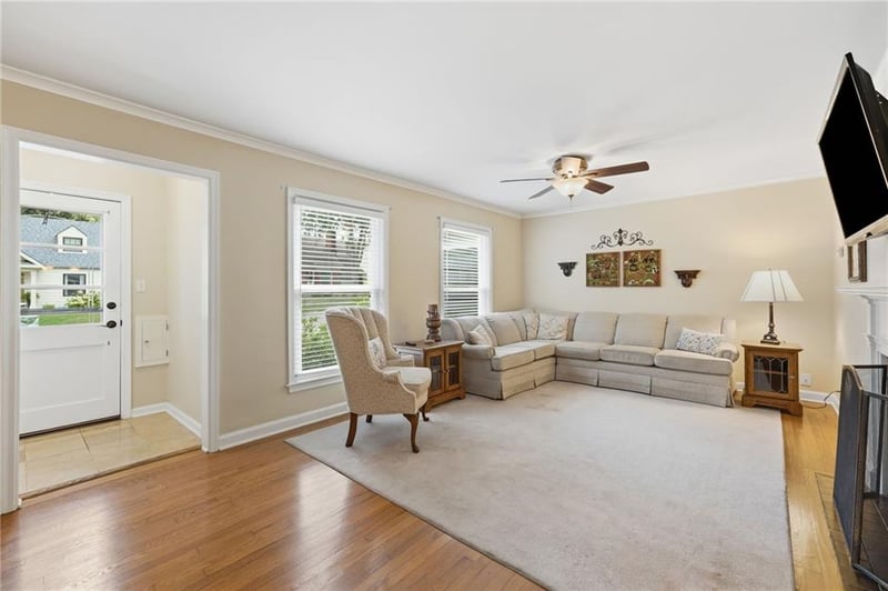 4951 Norwood St, Westwood, KS 66205