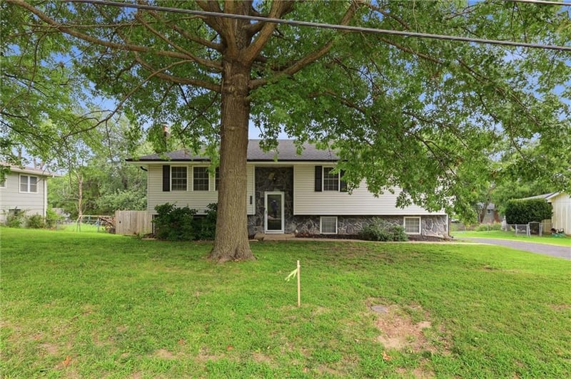 1207 104 St, Edwardsville, KS 66111