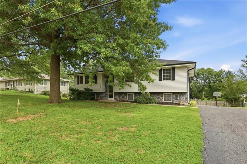 1207 104 St, Edwardsville, KS 66111