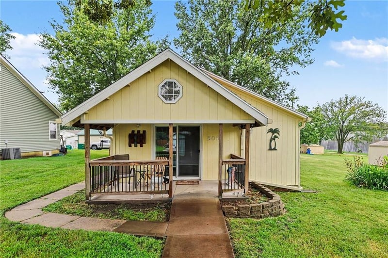 505 Shawnee St, Paola, KS 66071