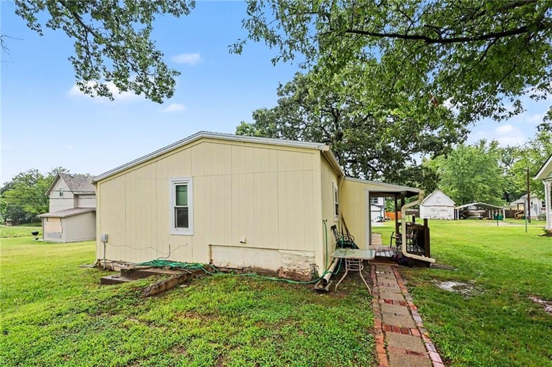 505 Shawnee St, Paola, KS 66071