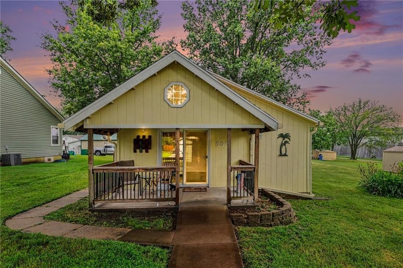 505 Shawnee St, Paola, KS 66071