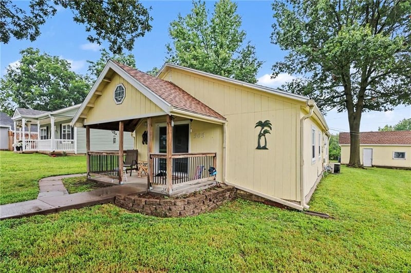 505 Shawnee St, Paola, KS 66071
