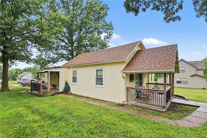505 Shawnee St, Paola, KS 66071