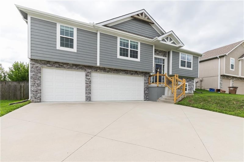425 Spring Branch Dr, Raymore, MO 64083