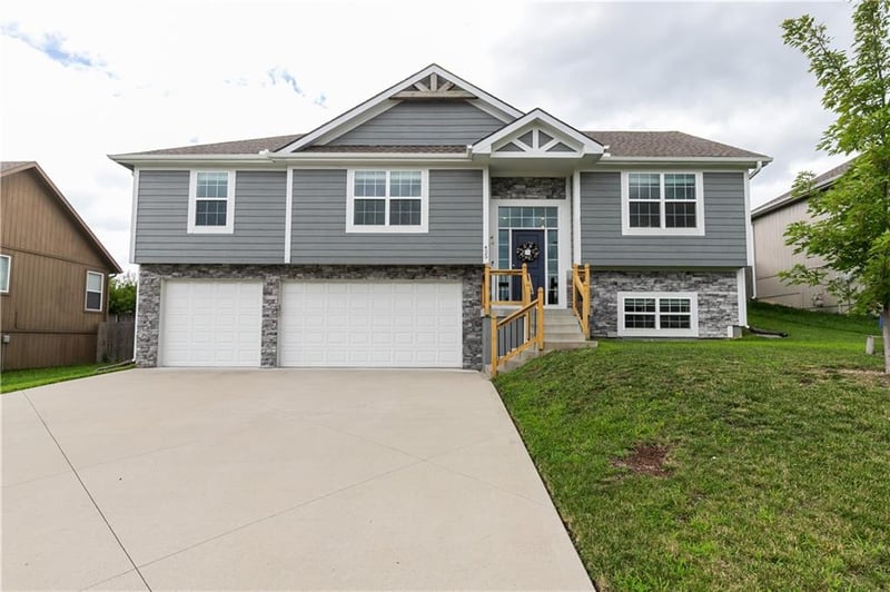 425 Spring Branch Dr, Raymore, MO 64083