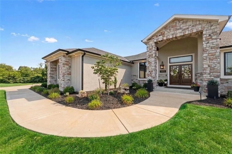 7555 Fawn Cir, Parkville, MO 64152