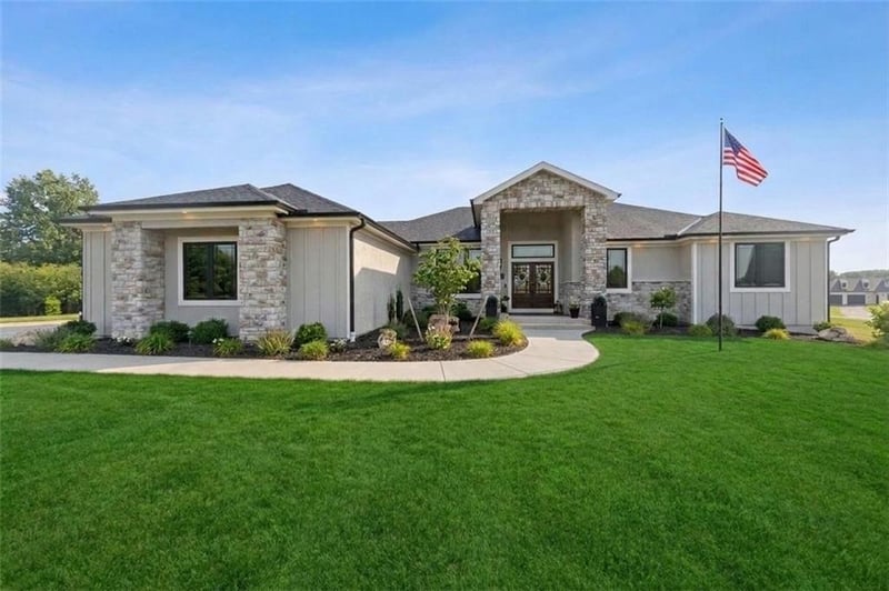 7555 Fawn Cir, Parkville, MO 64152