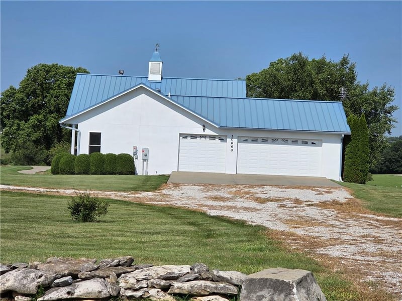 20660 Mission Rd, Stilwell, KS 66085