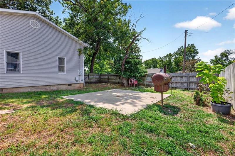 528 Ashland St, Nevada, MO 64772