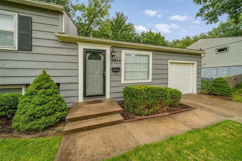 9934 England Dr, Overland Park, KS 66212