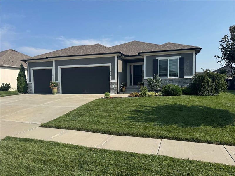 213 Davenport Dr, Blue Springs, MO 64014