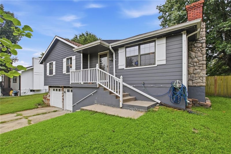 1933 NE Peters Dr, Lee's Summit, MO 64063
