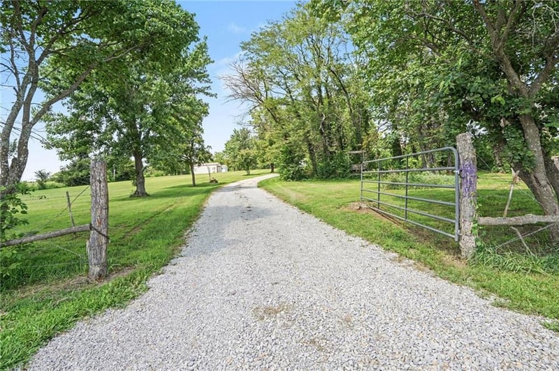 22590 Mcintyre Rd, Leavenworth, KS 66048