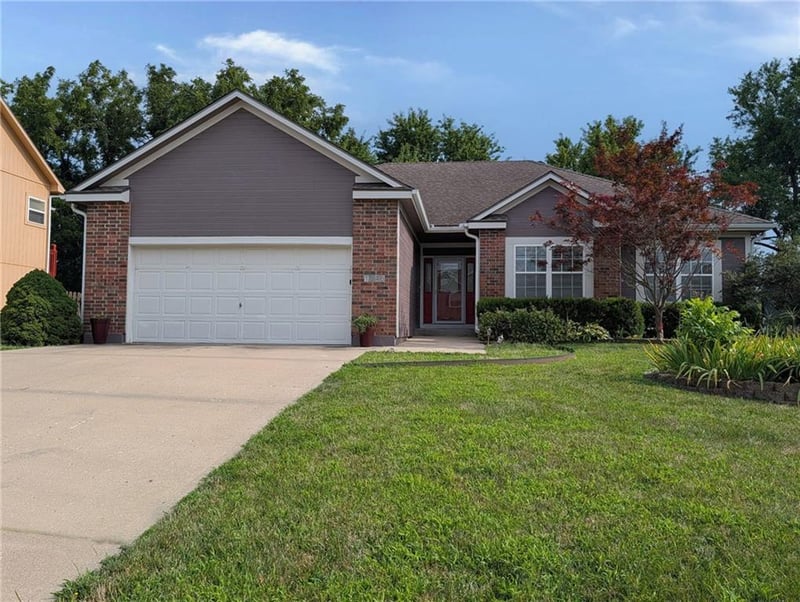 1645 Dalton Dr, Lee's Summit, MO 64081