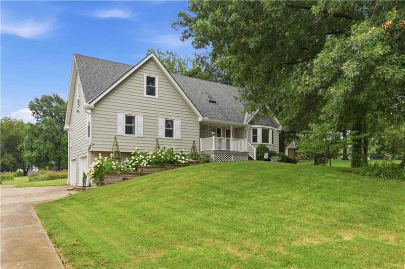 2219 N Whitney Rd, Independence, MO 64058
