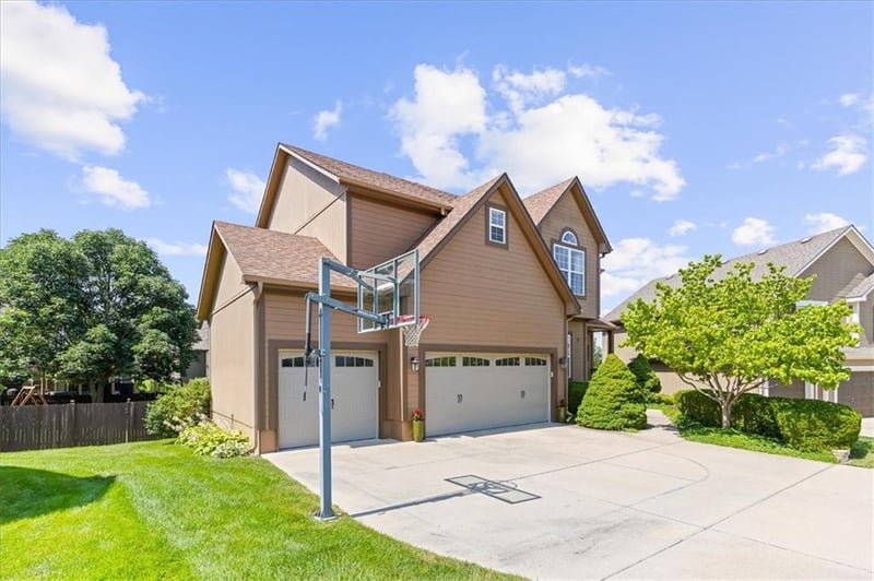 2359 Eagle View Dr, Lee's Summit, MO 64082
