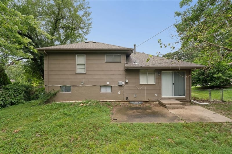 5901 Fairlane Dr, Kansas City, MO 64134