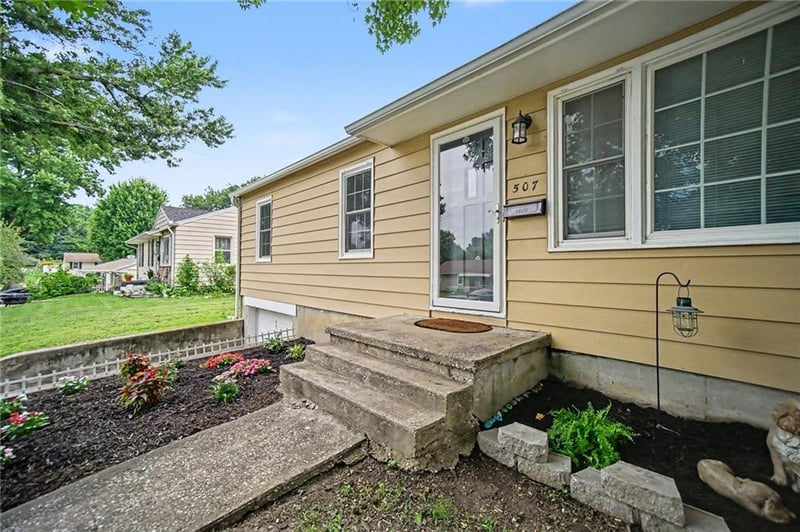 507 Meadow Ln, St Joseph, MO 64501