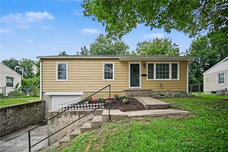 507 Meadow Ln, St Joseph, MO 64501