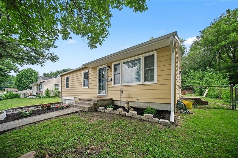 507 Meadow Ln, St Joseph, MO 64501